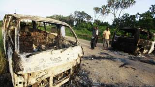 Vehículos quemados en la carretera principal entre Mpeketoni y Lamu