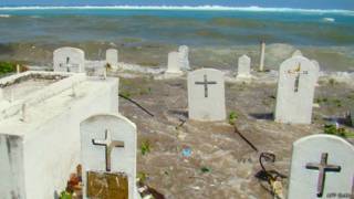 Cementerio inundado en el Atolón Majuro, Islas Marshall