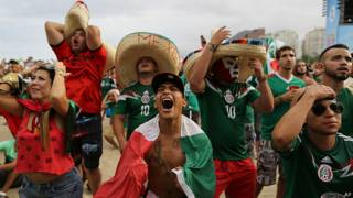 Mexicanos festejan en Brasil el triunfo de su selección. Foto: Getty
