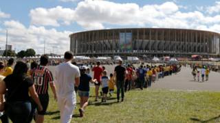 fila no estádio de Brasília | AP