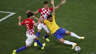 La polémica falta del croata Dejan Lovren al brasileño Fred