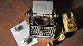 Máquina de escribir y teléfono antiguos