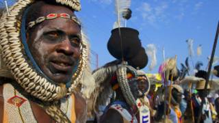 Abantu bambaye imyambaro kama ya Sudani y'epfo bari bitavye ibirori vyo kwikukira