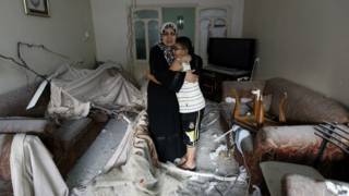 Mujer abraza a su hijo tras bombardeo israelí