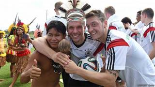 Oezil e Podolski junto com índios durante um treino da seleção alemã no Campo Bahia antes da Copa (ALLSPORTS/Getty)