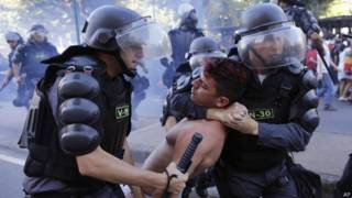 Polícia reprime protesto no Rio | Crédito: AP