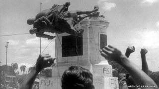 El pueblo nicaragüense derriba la estatua de Somoza. Foto: Archivo Diario La Prensa