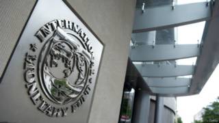 logo a la entrada del FMI en Washington