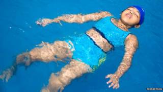 Niña india en una piscina.