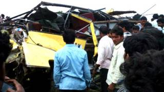 ரயில் மோதியதில் பேருந்து உருக்குலைந்து போனது