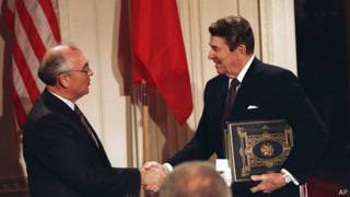 Mijaíl Gorbachov y Ronald Reagan