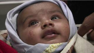 Bebê resgatada com mãe após deslizamento na Índia. Crédito: AP