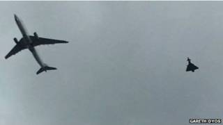 Jet militar escolta avión de pasajeros.