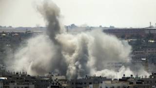 Bombardeo israelí en ciudad de Gaza, este viernes.