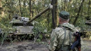 Пророссийский сепаратист и танк