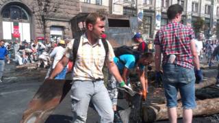 Desmantelamiento de barricadas en Kiev
