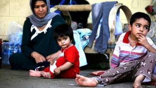 Una mujer de la minoría yazidí y sus dos hijos en la ciudad kurda de Dohuk.