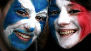 Pareja con las banderas de Escocia y Francia pintadas