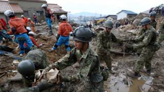Rescatistas en Japón.