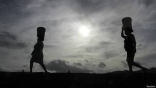 Muejres transportando agua en Nicaragua.
