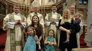 Robin Farrow, de gafas, con su familia y otros sacerdotes