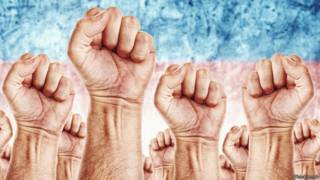 Trabajadores con los puños en alto
