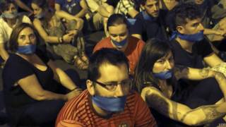 Manifestación en Madrid frente al Congreso la víspera de la entrada en vigor de la nueva Ley de Seguridad Ciudadana, conocida popularmente como "Ley Mordaza".