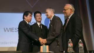 岡本幸夫(左一)與木村光(左二)向詹姆士·墨菲(右二)道歉(19/7/2015)