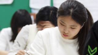 Terlalu banyak ujian 'tidak baik' untuk murid - BBC Indonesia