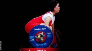 Vận động viên cử tạ tham gia thi đấu ở Olympic London 2012