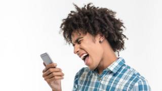Una persona que le grita a su teléfono