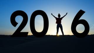 Una persona alza los brazos en medio del número "2016"