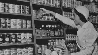 Mujer hace las compras en 1930