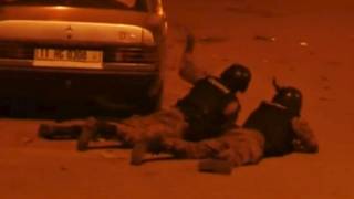 Спецназ занимает позиции перед штурмом захваченного боевиками отеля Splendid в Уагадугу, Буркина-Фасо (16 января 2016 года)
