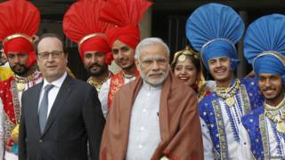 फ्रांस के राष्ट्रपति फ्रांस्वा ओलांद और नरेंद्र मोदी नर्तकों के साथ