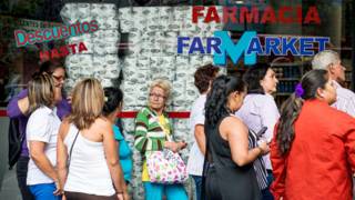 Fila ante una tienda en Venezuela