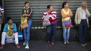 Cola de ciudadanos en Venezuela para comprar alimentos
