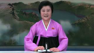 Ri Chun-hee se viste generalmente de rosa para presentar las noticias en Corea del Norte.
