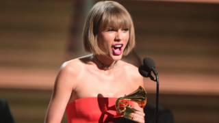 La cantante Taylor Swift ganó el premio al álbum del áño por su éxito de ventas "1989".