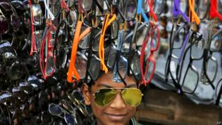 Puesto en un mercado con lentes de sol a la venta