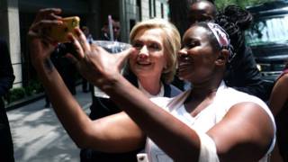 Hillary Clinton tomándose una selfie con una simpatizante