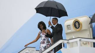 Barack Obama y su esposa Michelle al llegar al aeropuerto de La Habana.