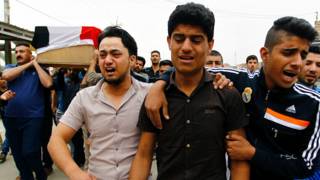 Familiares y amigos de las víctimas lloran durante los entierros celebrados al día siguiente del atentado suicida en Irak