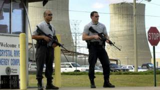 Dos agentes de seguridad frente a una central