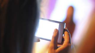 Una joven de 18 años y un hombre de 29 son acusados de violar a una adolescente y de haberlo transmitido en streaming por Periscope