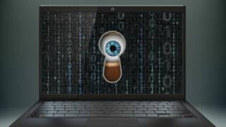 Un ojo mira por una laptop