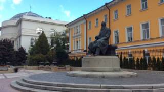 Памятник Михаилу Грушевскому в центре Киева расположен возле университета, Дома учителя, где была Центральная рада, и президиума Академии наук
