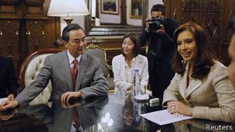 Wang Yi y Cristina Fernandez