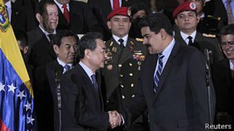 Wang Yi y Nicolás Maduro