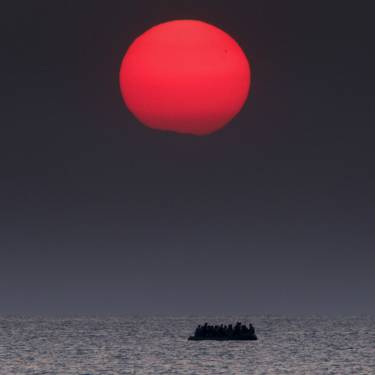 Un bote inflable sobrecargado de refugiados sirios flota a la deriva en el mar Egeo, entre Turquía y Grecia, tras apagarse su motor. REUTERS/Yannis Behrakis